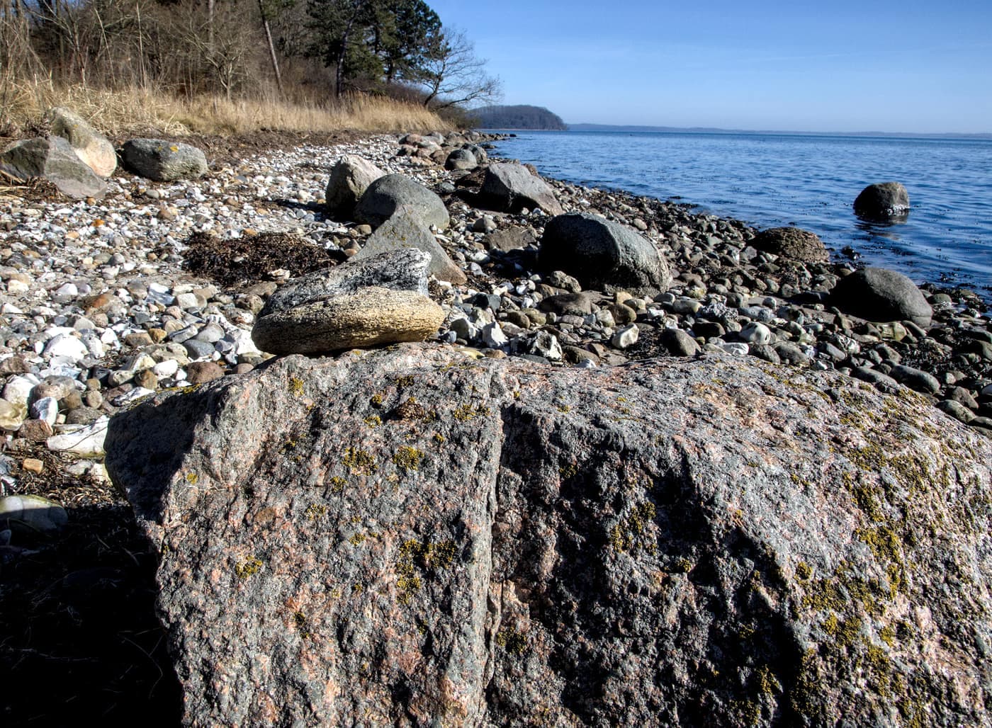 Klippe på strand